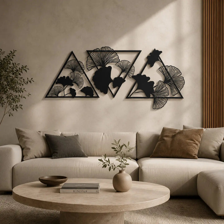 Set van 3 geometrische Ginkgo Biloba panelen van zwart metaal. Een prachtig drieluik om de brede muur boven de bank in de woonkamer sfeervol te vullen.