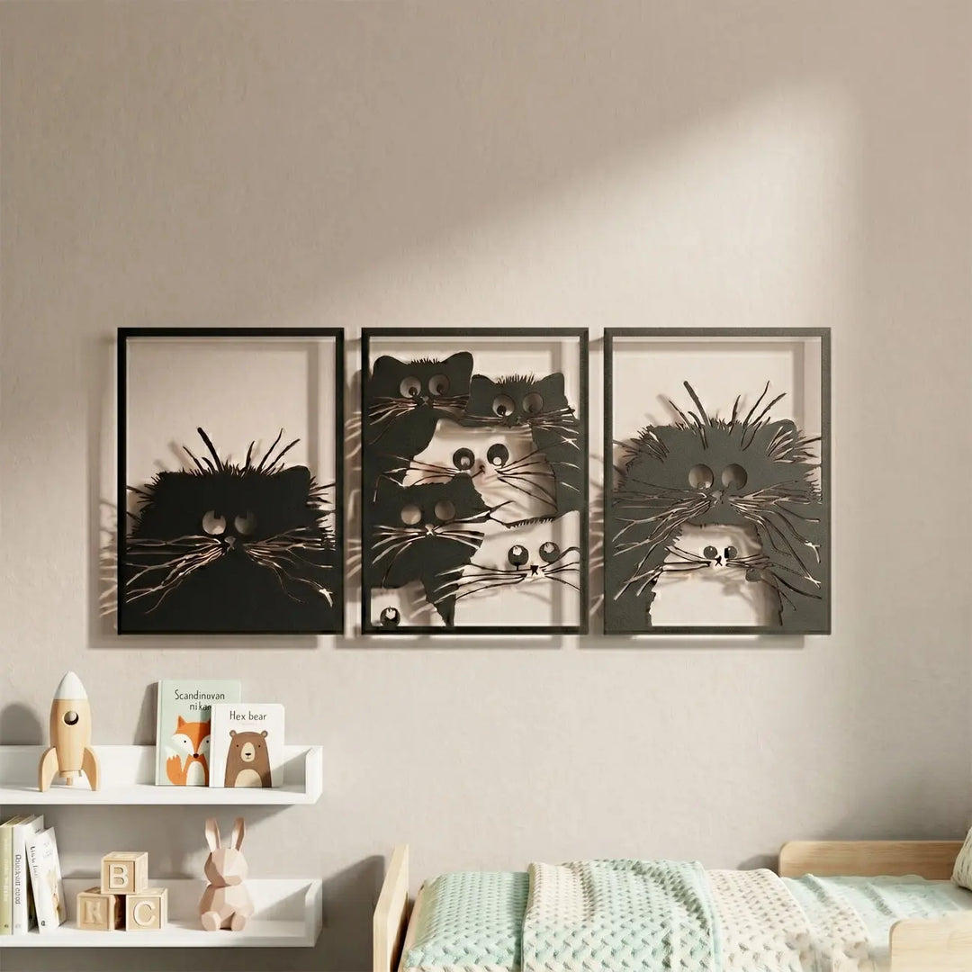 Set van 3 nieuwsgierige katten metalen wanddecoratie in een gezellige kinderkamer. Veilig, speels en geverfd met Zero VOC verf.