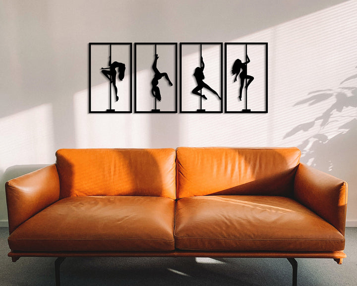 Dynamische set van 4 paaldanseressen metalen wanddecoratie in een moderne woonkamer. Dynamic set of 4 pole dancers metal wall decor in a modern living room.