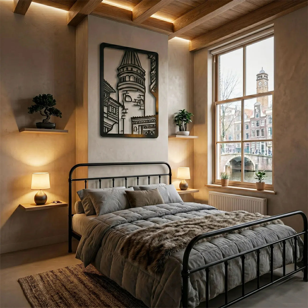 Sfeervolle metalen wanddecoratie van de stad Istanbul, prachtig uitgelicht met warme avondverlichting voor een luxe interieur.