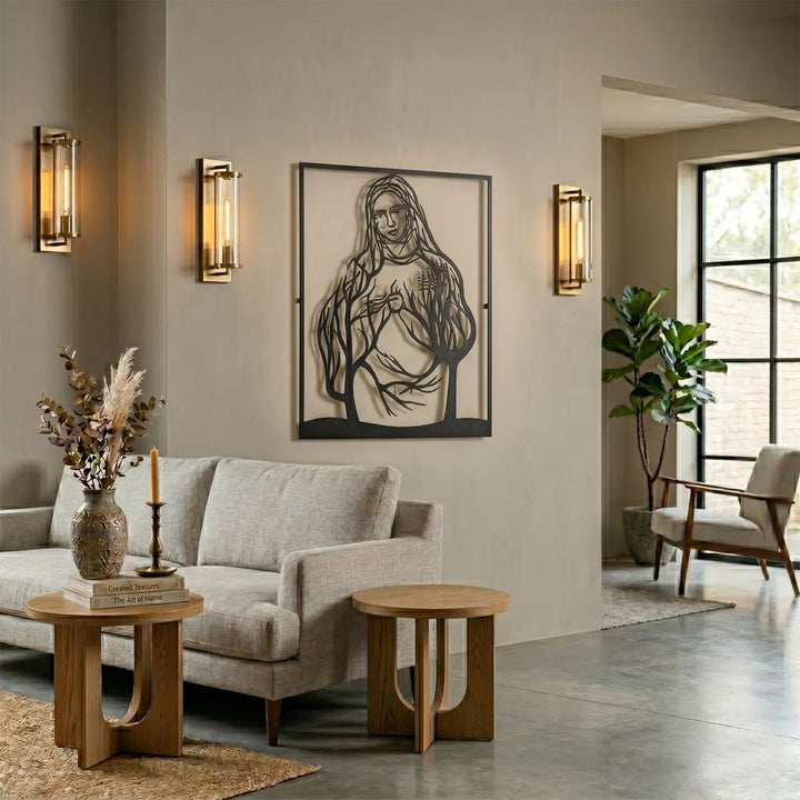 Zwarte metalen Maria decoratie in een sfeervolle gebedshoek of leeshoek in de woonkamer. Breng inspiratie en devotie in uw moderne interieur.
