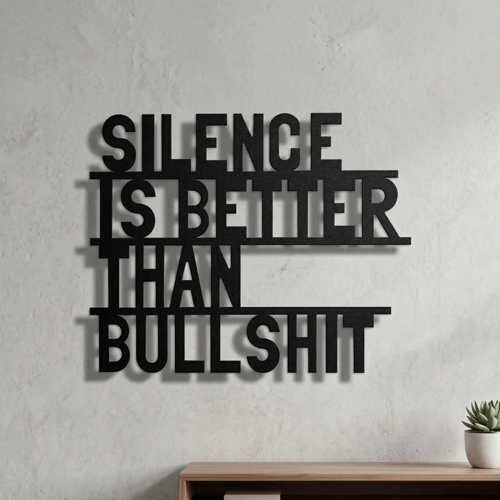 Zwarte metalen tekst wanddecoratie 'Silence is better than bullshit' voor een inspirerende en directe sfeer in de vergaderruimte.