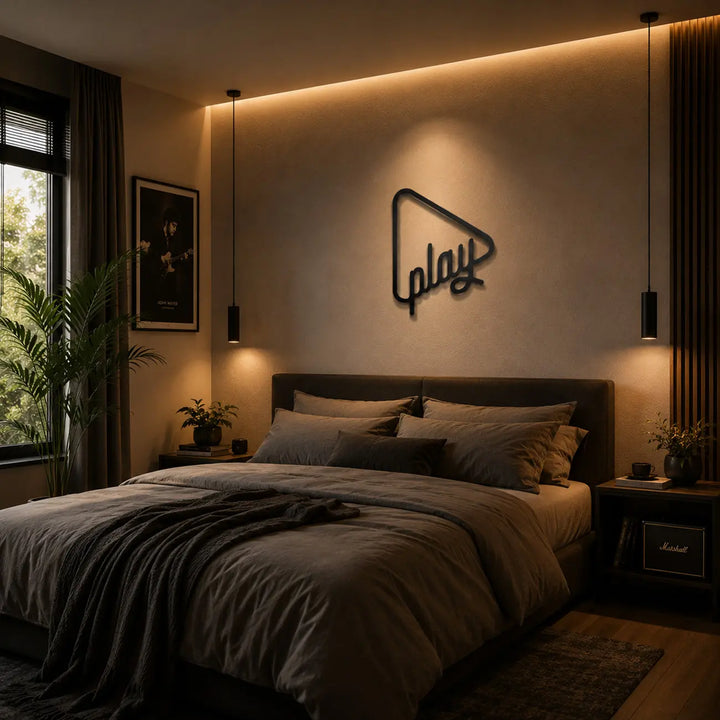 Zwarte metalen 'Just Play' wanddecoratie boven het bed in een moderne slaapkamer. Een stijlvolle herinnering om te ontspannen na een lange dag.