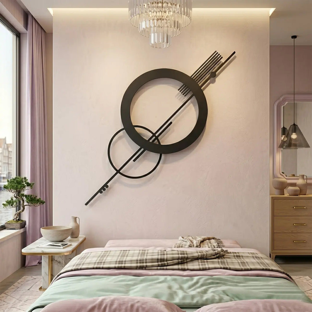Zwarte metalen geometrische wanddecoratie boven het bed. Breng een harmonieuze en moderne Bauhaus sfeer in uw slaapkamer.
