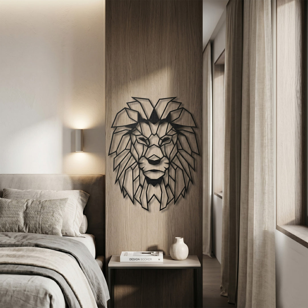 Zwarte geometrische leeuwenhoofd wanddecoratie boven het bed. Geef uw slaapkamer een stoere, zelfverzekerde en moderne sfeer.