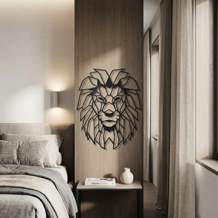 Zwarte geometrische leeuwenhoofd wanddecoratie boven het bed. Geef uw slaapkamer een stoere, zelfverzekerde en moderne sfeer.