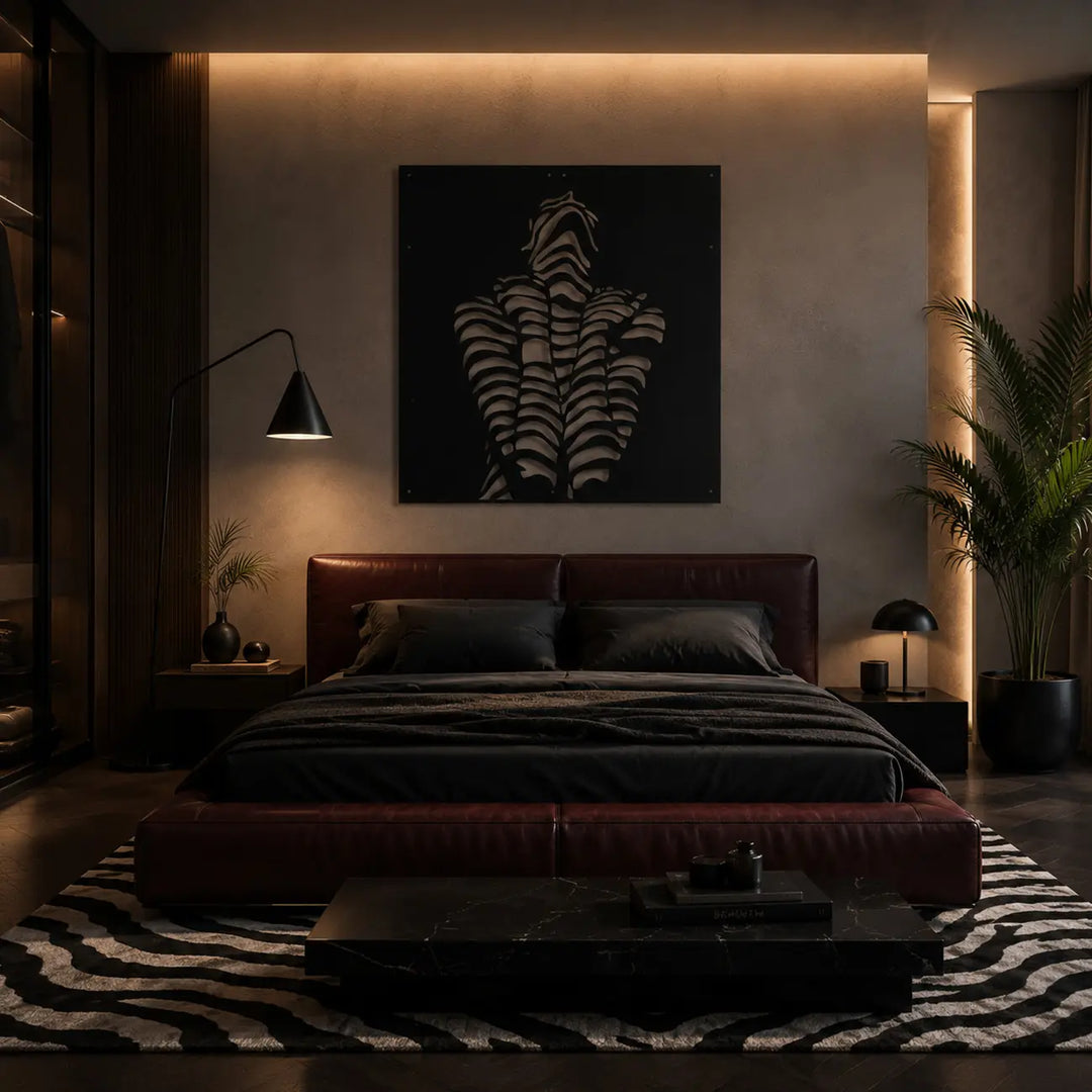 Creëer een mysterieuze en esthetische sfeer in de slaapkamer. De 'Shadow Woman' metalen wanddecoratie is een prachtige, sensuele eyecatcher boven het bed.