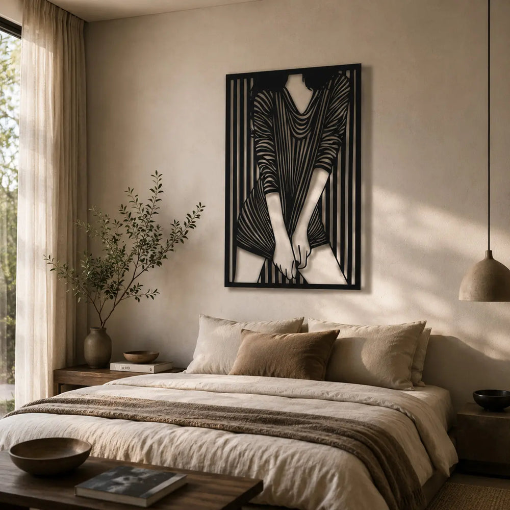 Geef je slaapkamer een elegante en sensuele touch met de 'Striped Muse' wanddecoratie. Prachtige metalen line-art voor een luxe hotelsfeer thuis