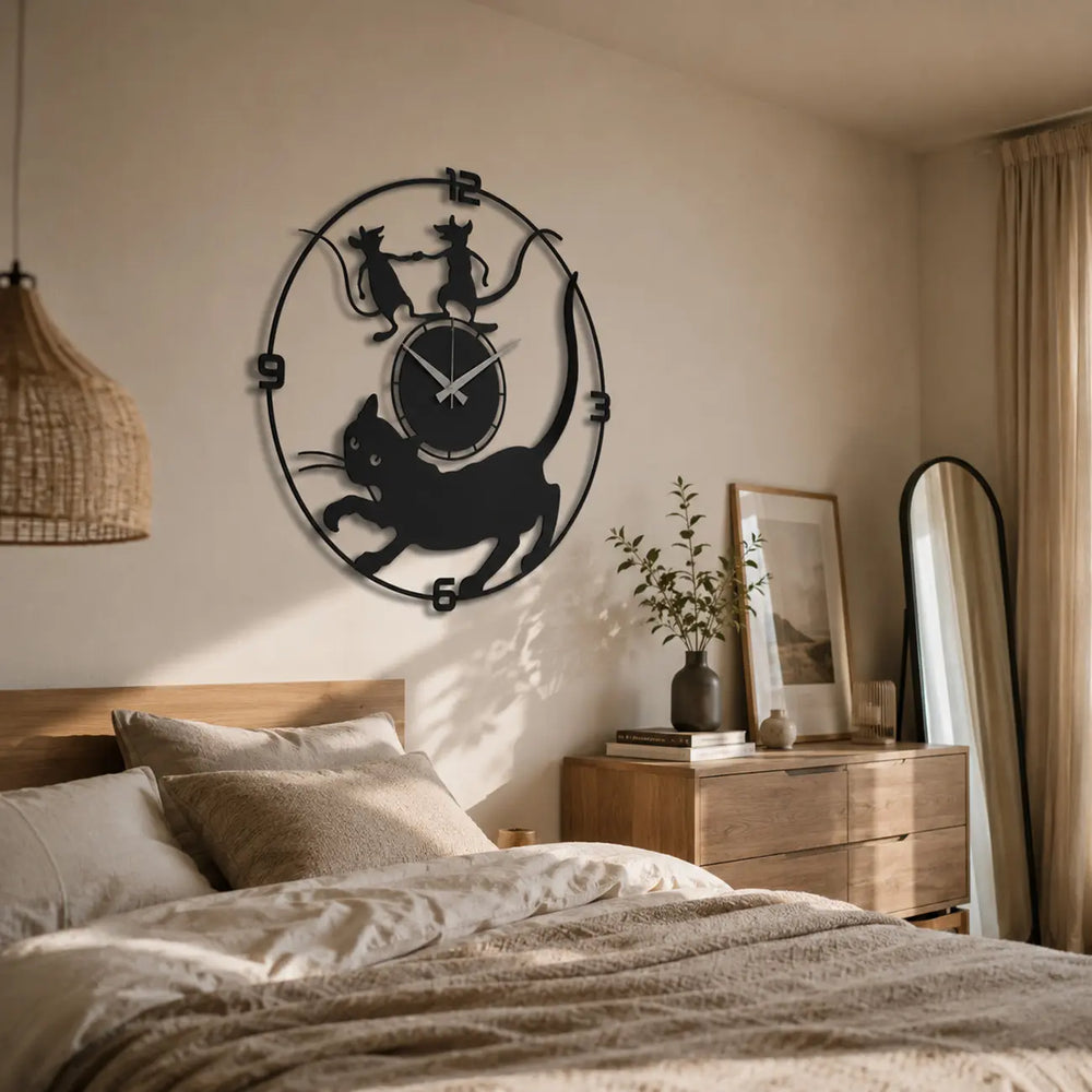 Zwarte metalen wandklok met kat en muizen in de slaapkamer. Geniet van een rustige nachtrust dankzij het volledig geruisloze uurwerk.