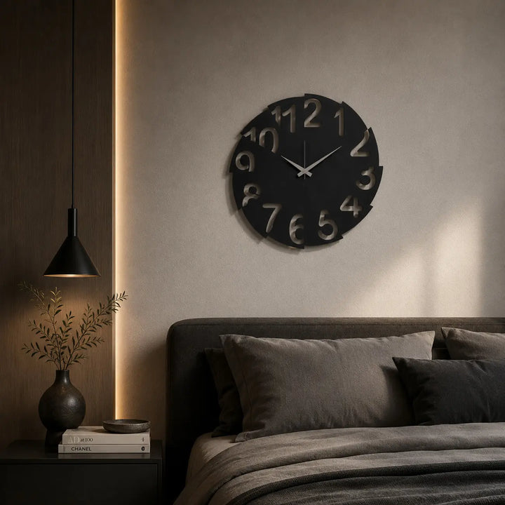 Slaap ongestoord verder! De 'Vortex Motion' is een volledig geruisloze (tik-tak-vrije) metalen wandklok. Perfect voor een rustgevende slaapkamer.