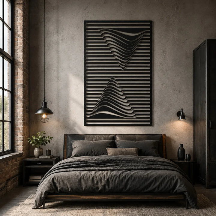 Zwarte abstracte metalen wanddecoratie Optical Wave, rustgevend hangend boven een bed in een sfeervolle slaapkamer.