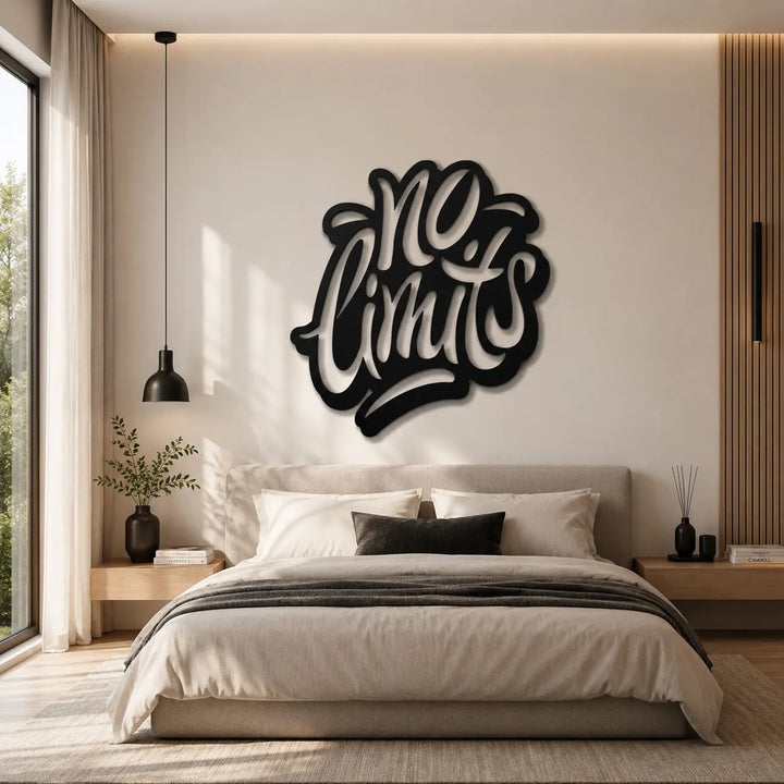 Zwarte 'No Limits' metalen muurdecoratie sfeervol hangend boven een bed in een moderne slaapkamer.