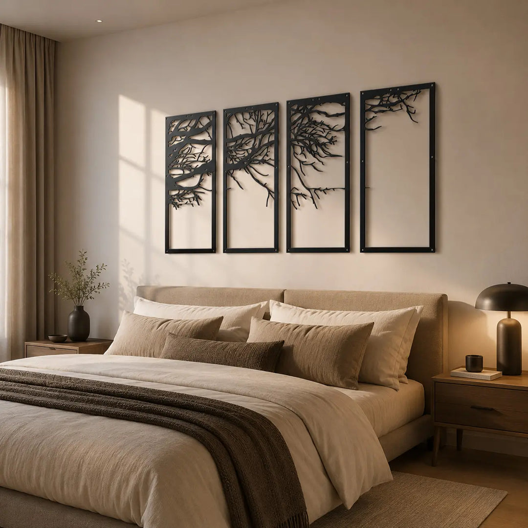 Creëer een serene, rustgevende sfeer in je slaapkamer met de 4-delige winterse boomtakken wanddecoratie. Matzwart, elegant en perfect boven het bed.