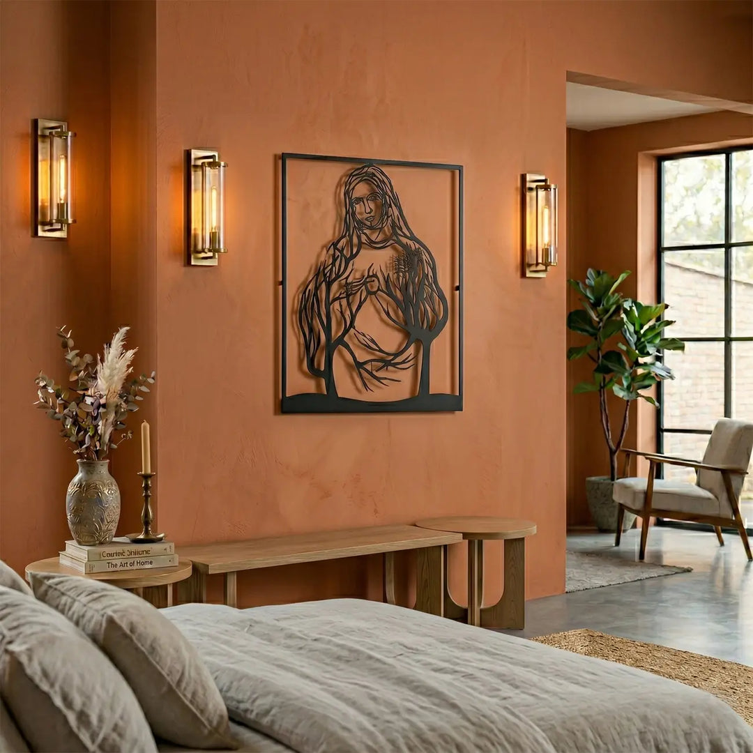 Rustgevende christelijke wanddecoratie van Maria boven het bed. Creëer een vredige en beschermende sfeer in uw slaapkamer met dit minimalistische metalen design.