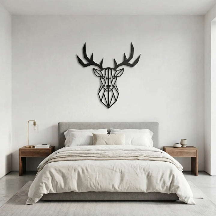 Zwarte geometrische hertenhoofd wanddecoratie boven het bed. Creëer een rustgevende en stijlvolle Scandinavische sfeer in uw slaapkamer.