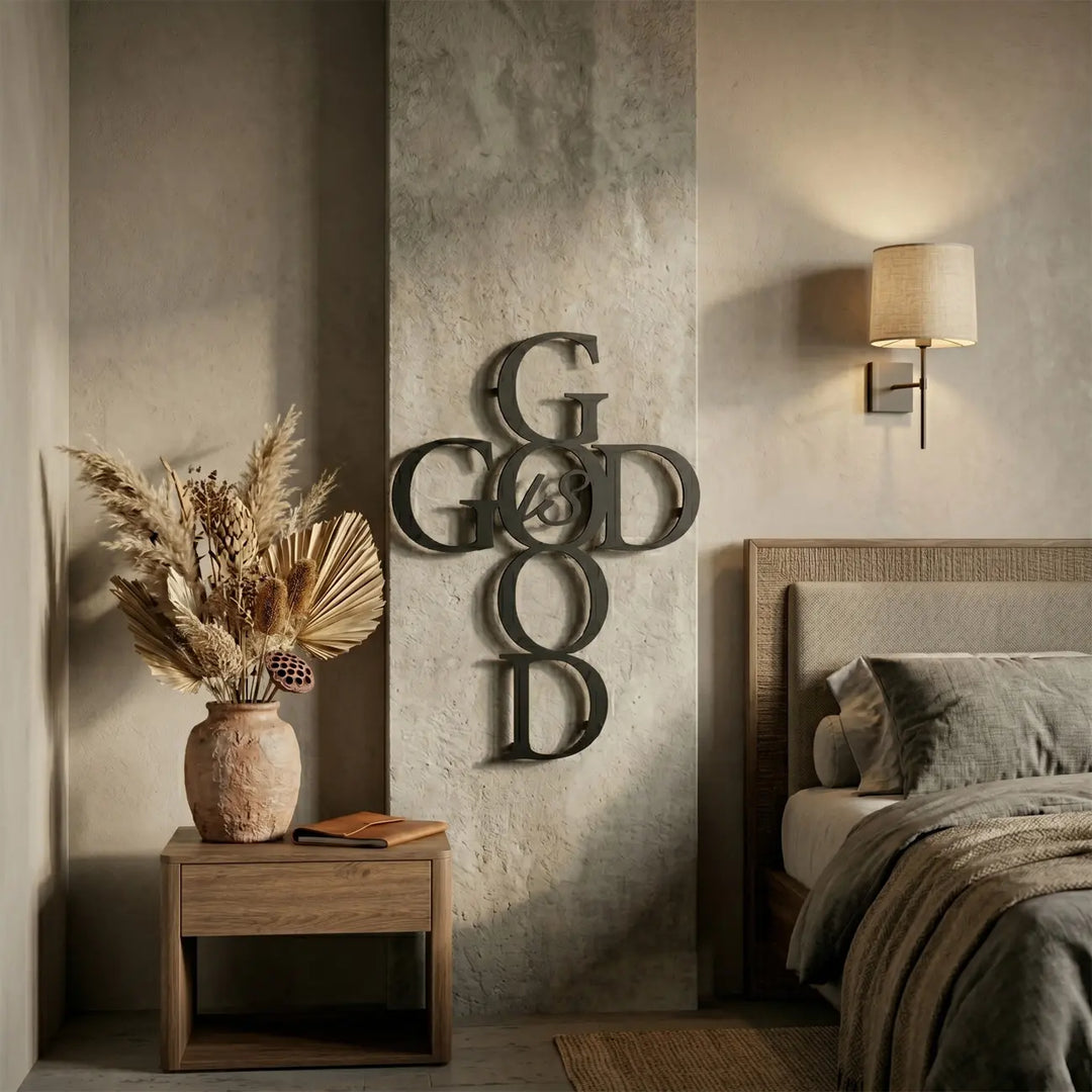 Rustgevende christelijke wanddecoratie boven het bed. De metalen tekst 'God is Goed' met kruis zorgt voor een vredige sfeer in de slaapkamer.