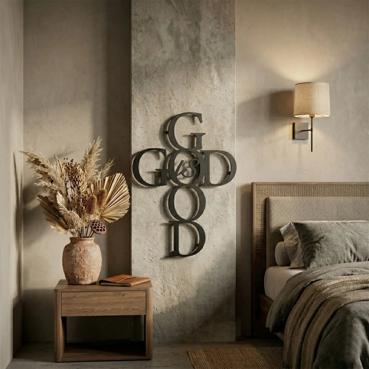 Rustgevende christelijke wanddecoratie boven het bed. De metalen tekst 'God is Goed' met kruis zorgt voor een vredige sfeer in de slaapkamer.