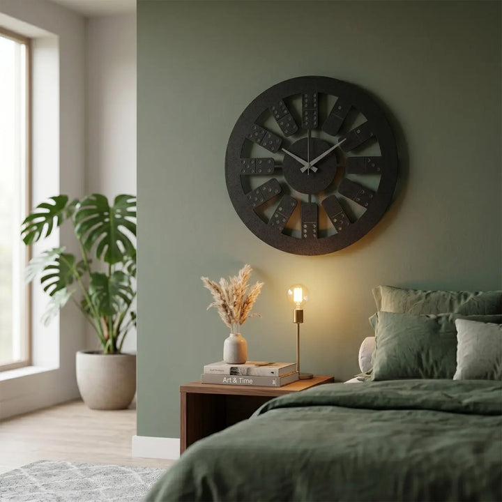 Stijlvolle zwarte metalen domino klok in een moderne slaapkamer. Een creatieve en rustgevende manier om de tijd bij te houden.