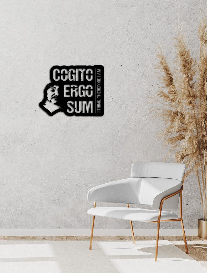 Verwelkomende 'Cogito Ergo Sum' metalen wanddecoratie in de hal op een smalle muur. Stylish entryway and hallway metal wall decor.