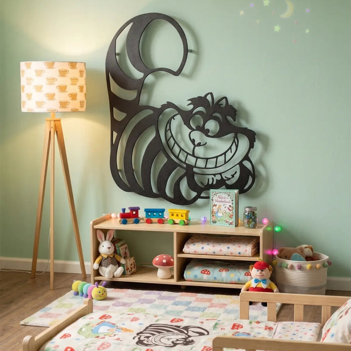 Magische zwarte metalen wanddecoratie van de Cheshire Cat smile uit Alice in Wonderland. Een unieke ve speelse eyecatcher voor elke kinderkamer of babykamer.