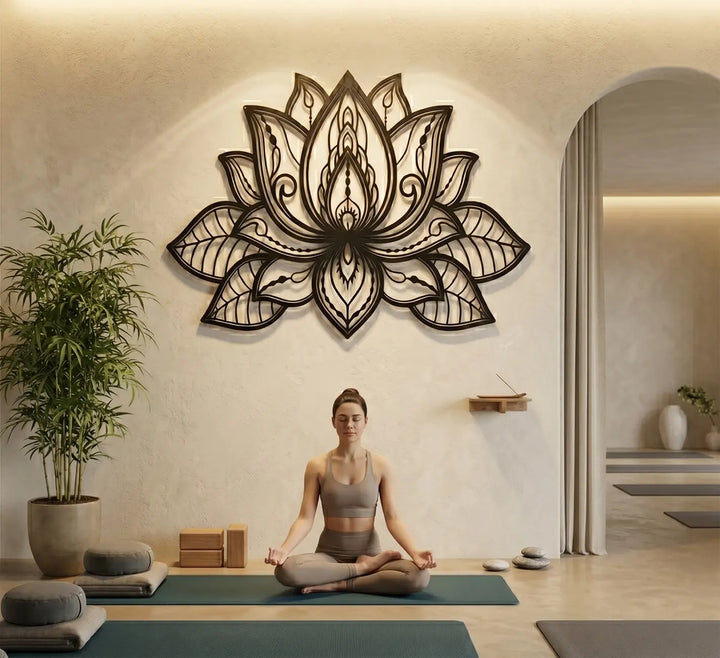 Spirituele metalen lotus wandkunst aan de muur van een rustige yoga en meditatie kamer.