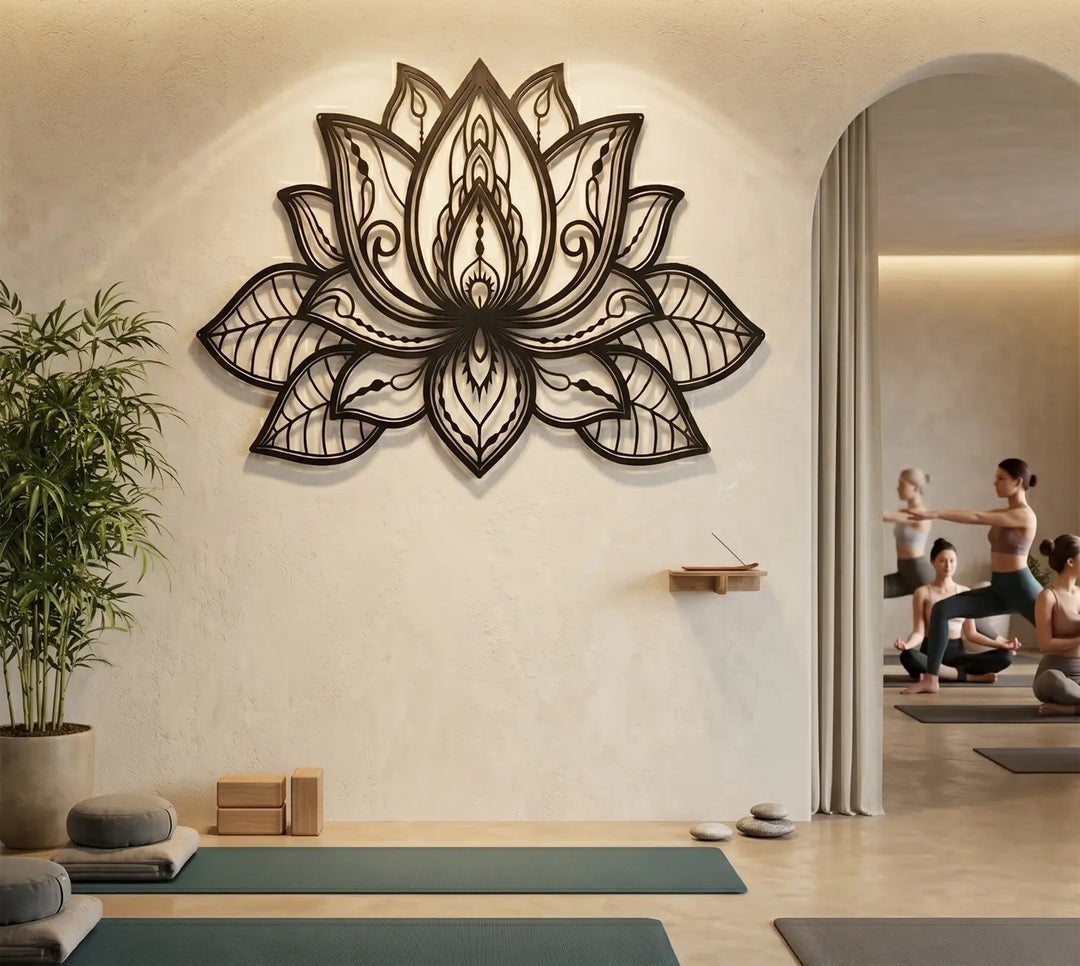 Spirituele metalen lotus wandkunst aan de muur van een rustige yoga en meditatie kamer.