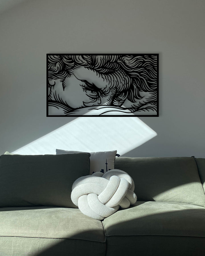 Prachtige 'Gevallen Engel' metalen wanddecoratie als ultieme blikvanger boven de bank in een luxe woonkamer. Beautiful 'Fallen Angel' metal wall art as the ultimate centerpiece above the sofa in a luxury living room.