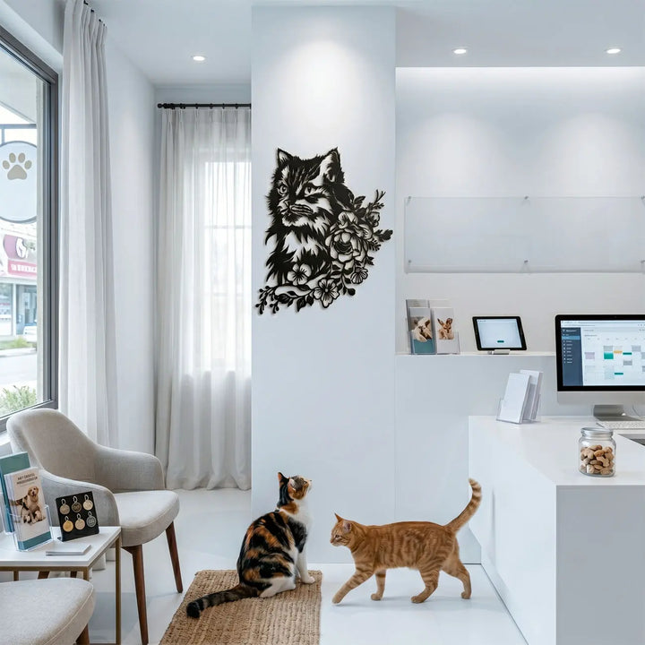 Stijlvolle en diervriendelijke metalen katten wanddecoratie, perfect voor een warme en welkome uitstraling in de wachtruimte van een dierenarts of dierenkliniek.