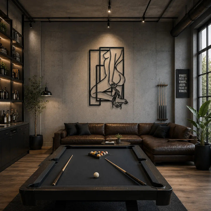 Moderne zwarte metalen wanddecoratie 'Sensuele Vrouw Lijnkunst' in een sfeervolle biljartkamer. De perfecte, stijlvolle finishing touch voor een luxe speelkamer of man cave.