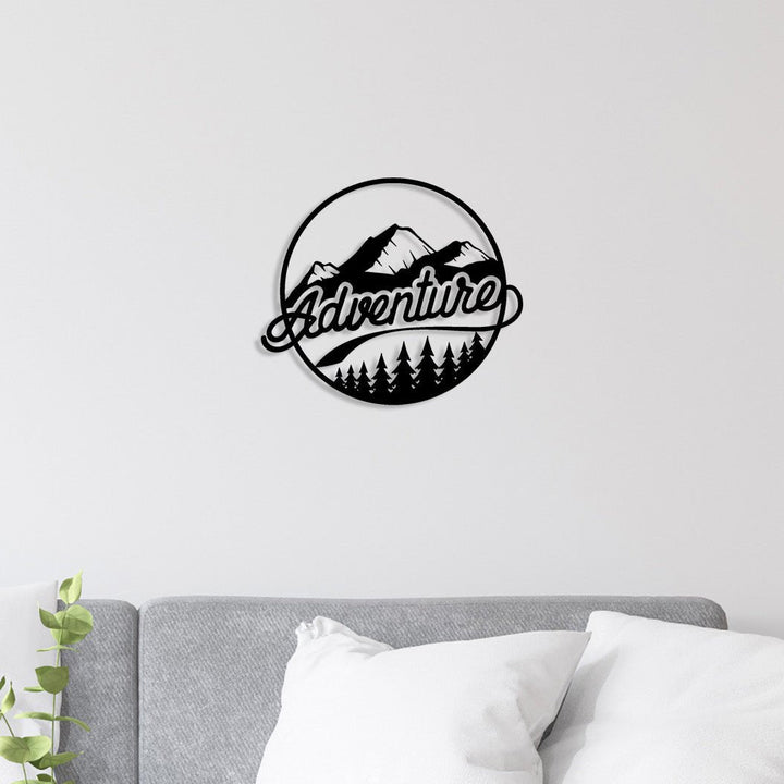 Ervaar 'Stille Luxe' met onze stoere metalen 'Adventure' wanddecoratie. Experience 'Silent Luxury' with our bold metal 'Adventure' wall decor.