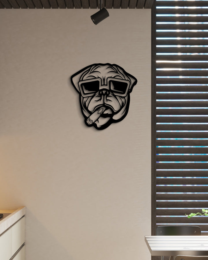 Humoristische en karaktervolle wanddecoratie van een pug met sigaar. Humorous and characterful wall decor of a pug with a cigar.