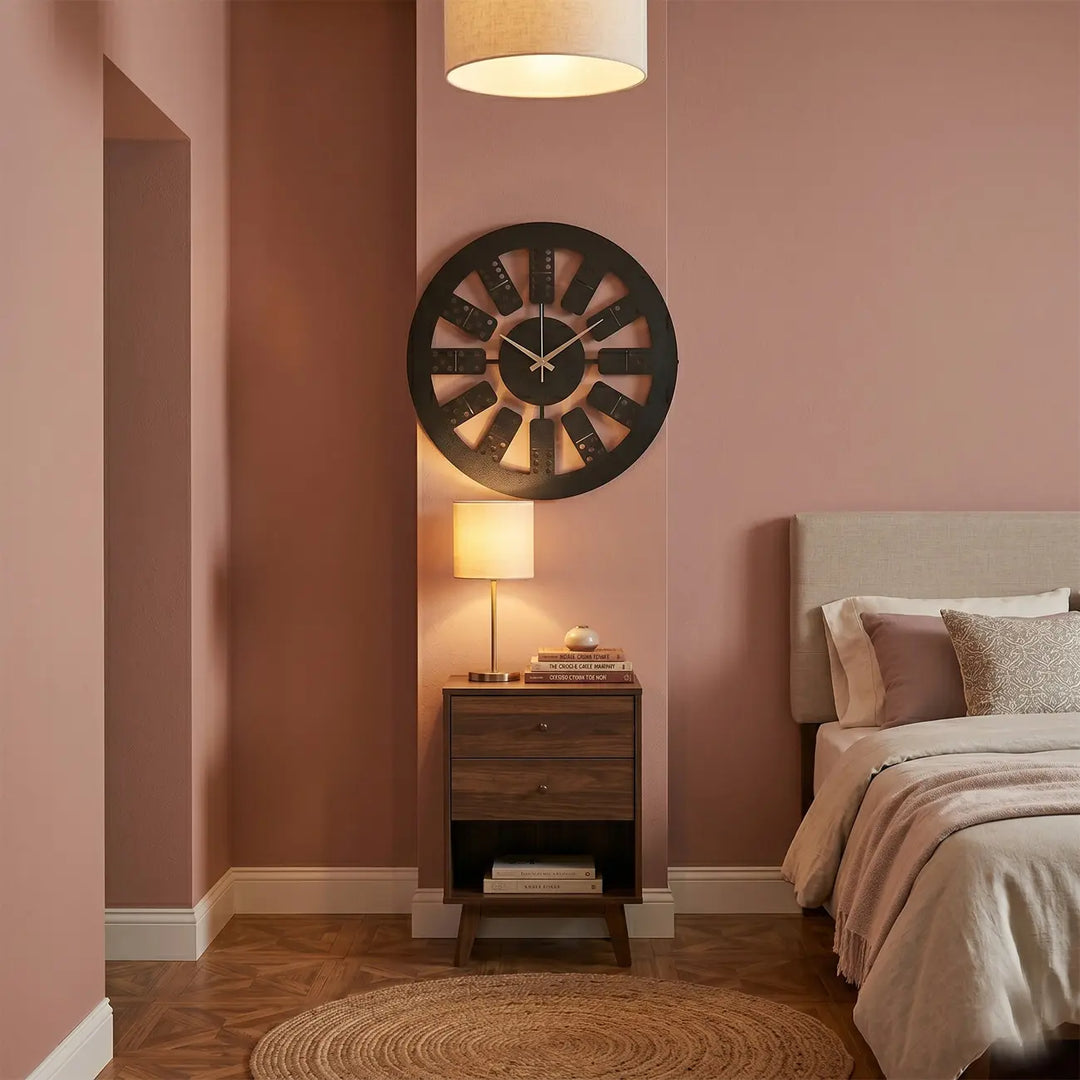 Stoere metalen wandklok met domino stenen design. De perfecte speelse muurdecoratie voor een tienerkamer of slaapkamer.
