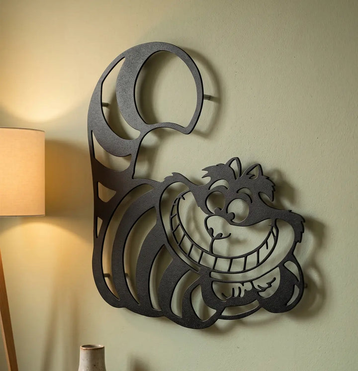 Stoere en minimalistische metalen muurdecoratie van de iconische Cheshire Cat smile. Perfect voor een moderne tienerkamer, meidenkamer of jongenskamer.