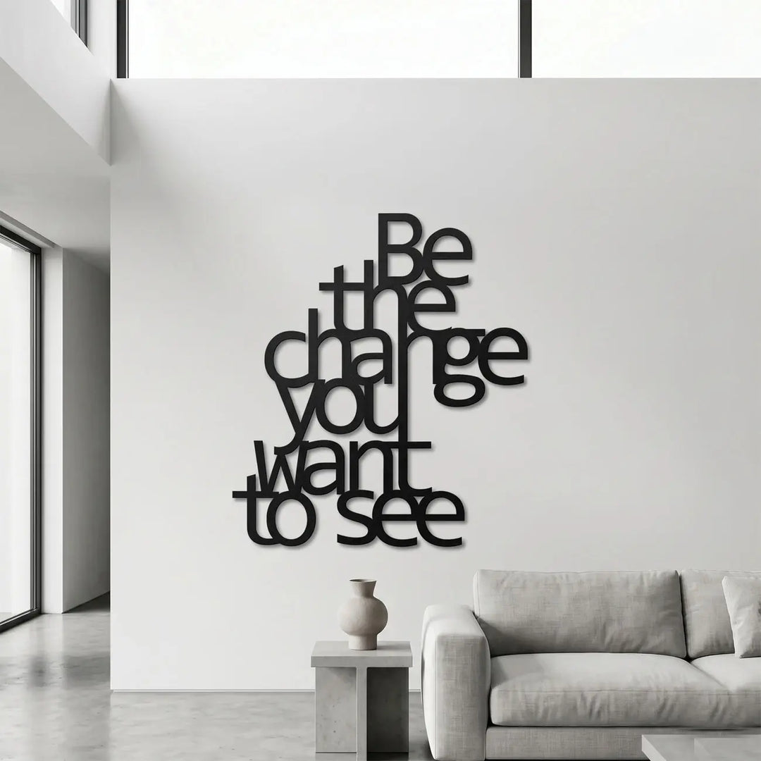 Luxe metalen wanddecoratie quote in moderne woonkamer - Be The Change You Want To See - Storetta