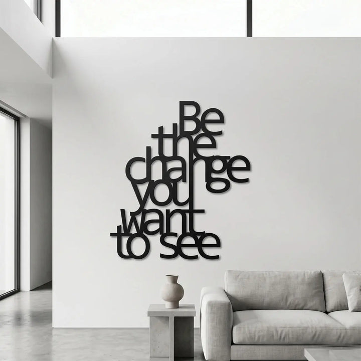 Luxe metalen wanddecoratie quote in moderne woonkamer - Be The Change You Want To See - Storetta