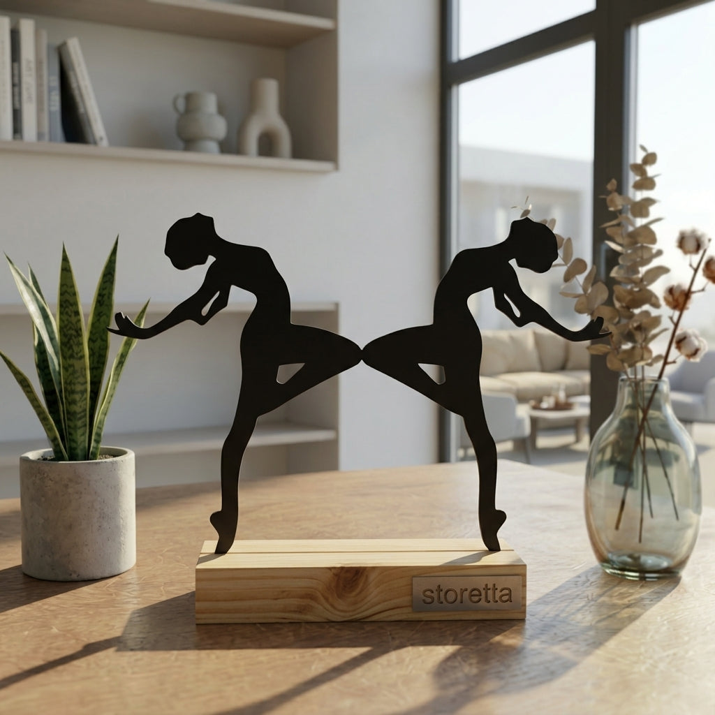 Eigentijdse tafeldecoratie van metaal en hout met een elegant ballet duet in natuurlijk daglicht