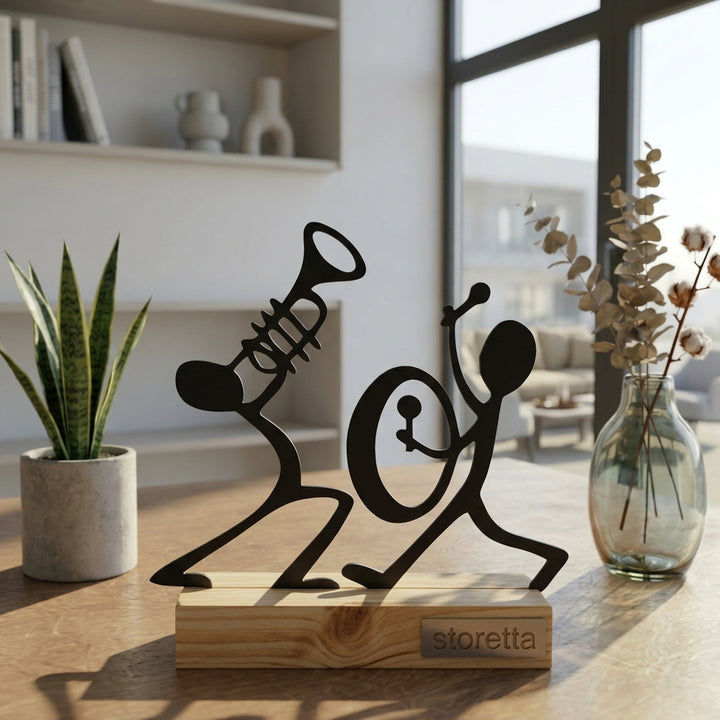 Eigentijdse tafeldecoratie van metaal en hout met spelende muzikanten met trompet en trommel