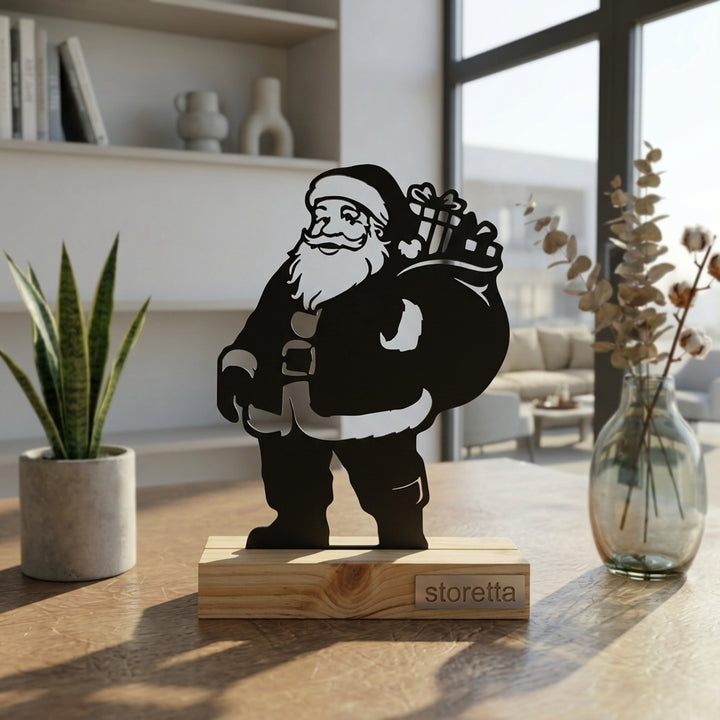 Eigentijdse tafeldecoratie van metaal en hout met een sfeervol Kerstman silhouet in daglicht