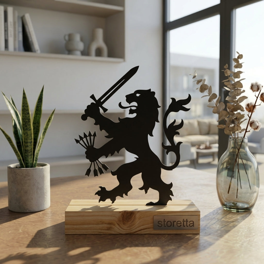 Gedetailleerde tafeldecoratie van metaal en hout met het historische Statenleeuw silhouet