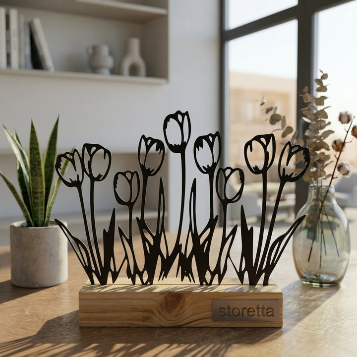 Eigentijdse tafeldecoratie van metaal en hout met bloeiende Hollandse tulpen in natuurlijk daglicht