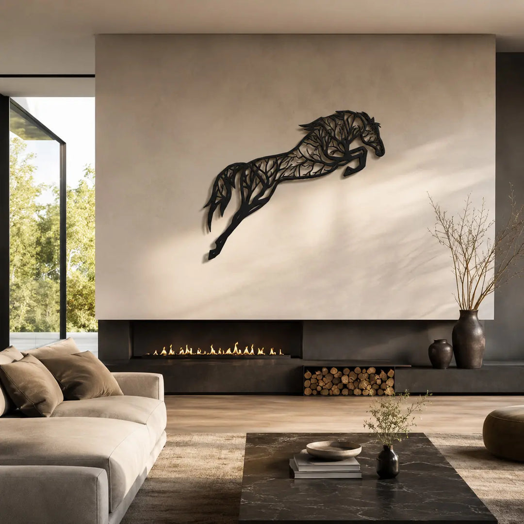Sfeervolle zwarte metalen wanddecoratie van een paard met takkenmotief, prachtig voor boven de bank in een landelijk of modern interieur.