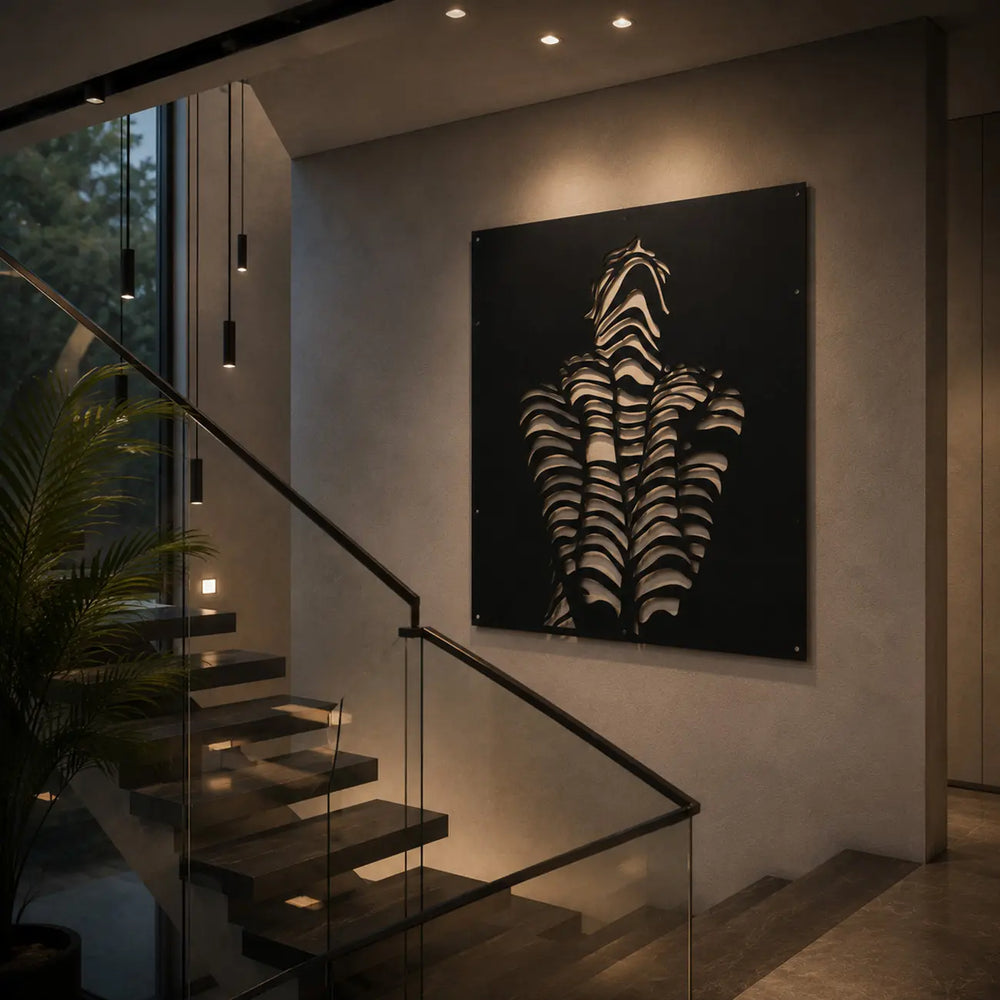 Vul de hoge muren van je trappengat met de unieke 'Shadow Woman' metalen wanddecoratie. Het 3D-schaduweffect komt hier perfect tot zijn recht!