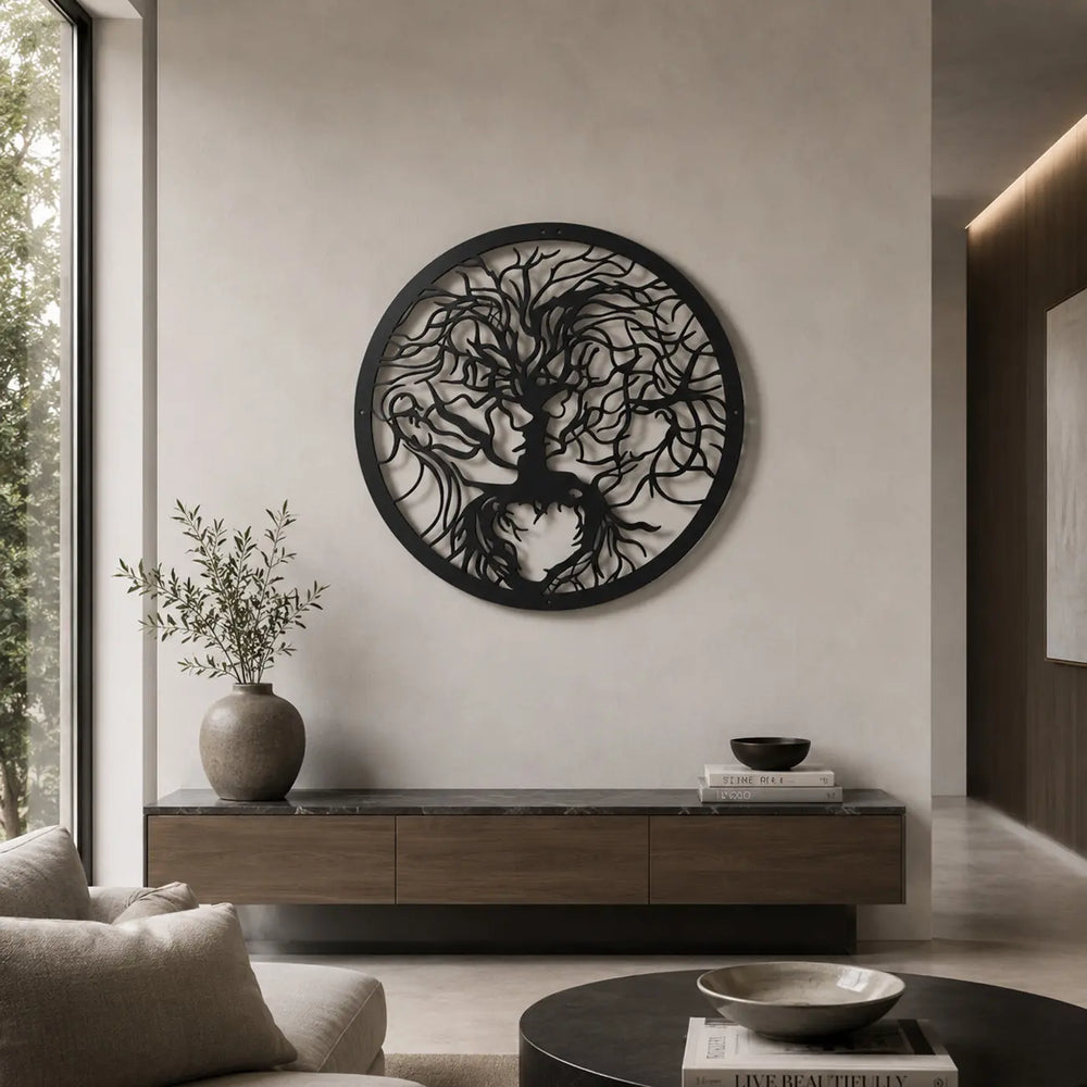 Symbolische 'Tree of Life' metalen wanddecoratie boven de bank in de woonkamer. Symbolic 'Tree of Life' metal wall art above the sofa in the living room.