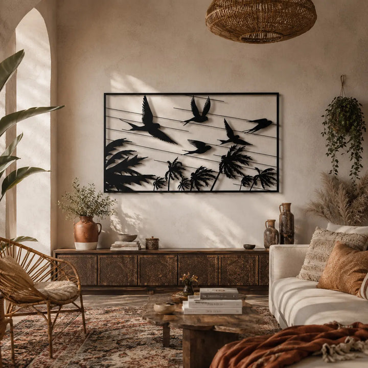 Zomerse sfeer in de woonkamer met de 'Tropical Flight' metalen wanddecoratie. Summery vibe in the living room with 'Tropical Flight' metal wall decor.