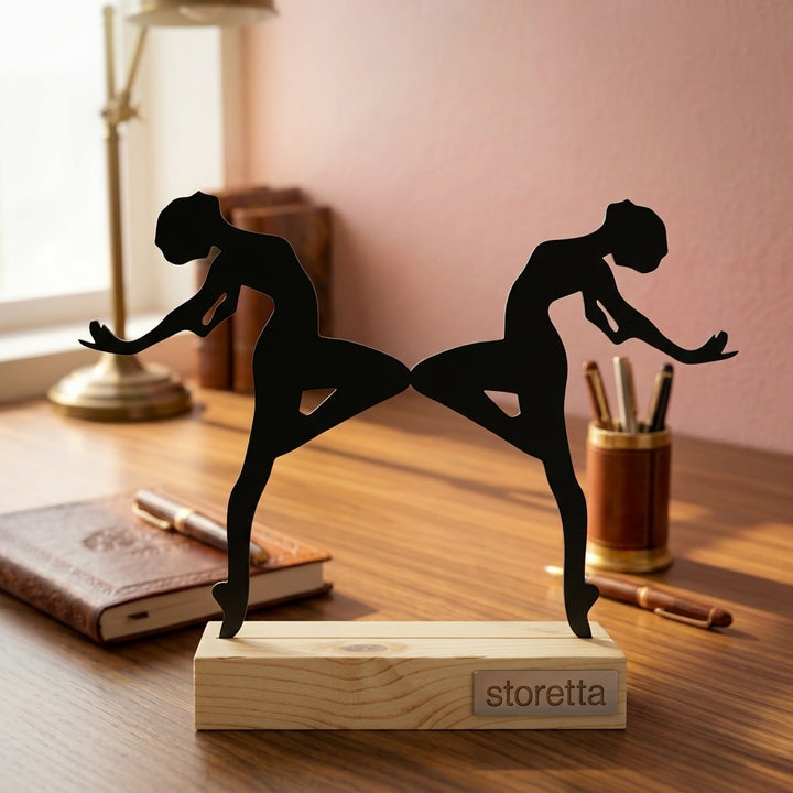 De Twee Ballerina's - Zwart metalen ornament op massief houten voet als elegante bureaudecoratie.