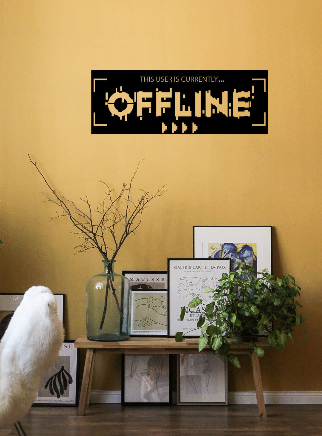 Moderne gang decoratie met de pixel art 'User Offline' metalen wandkunst. Modern corridor wall art featuring pixel art design.