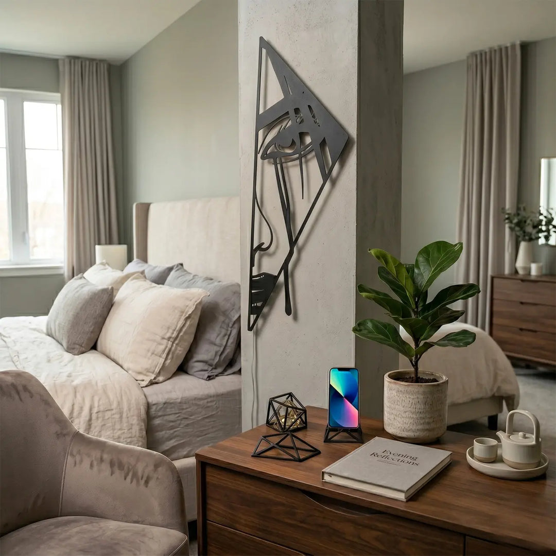 Perfecte verticale wanddecoratie voor smalle muren en pilaren. Narrow geometric metal art designed to elevate tight spaces and columns with modern luxury interior aesthetics.