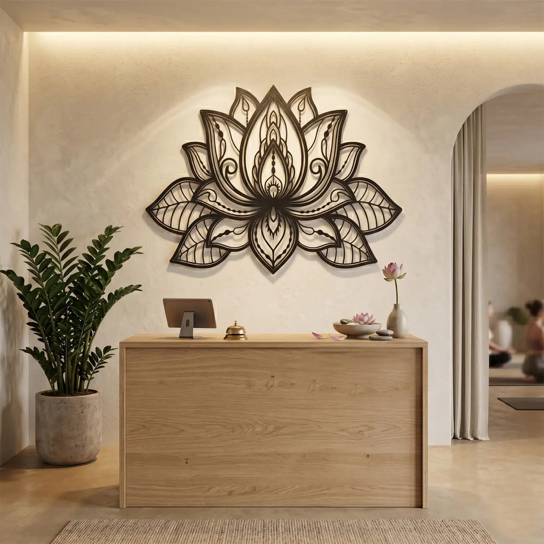 Moderne metalen lotusbloem als verwelkomende wanddecoratie in een stijlvolle hal.