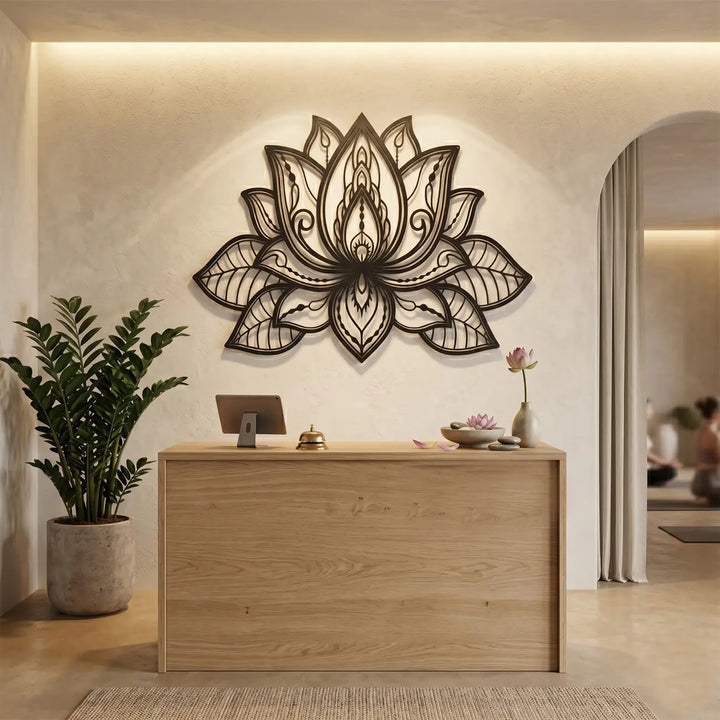 Moderne metalen lotusbloem als verwelkomende wanddecoratie in een stijlvolle hal.