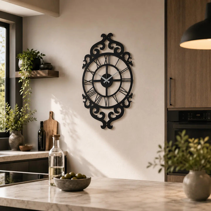 Sfeervolle keuken gedecoreerd met de prachtige zwarte metalen wandklok 'Royal Baroque'. Perfecte wanddecoratie metaal zwart voor een warme uitstraling.
